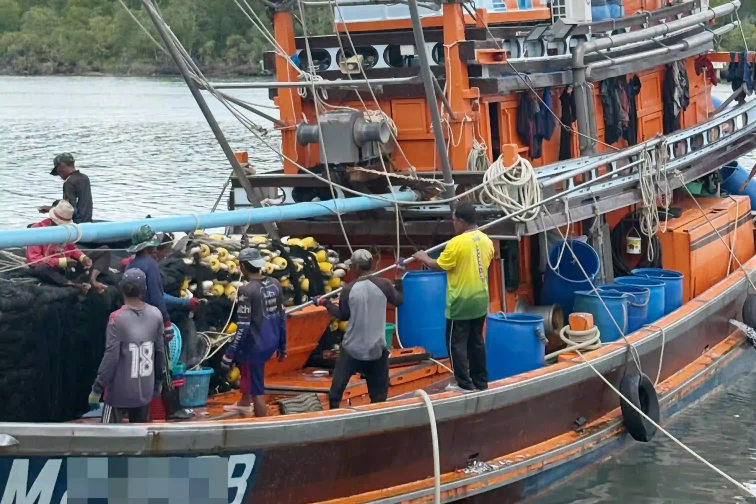 Loading fish from boat